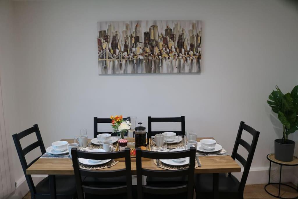 Elegant Room In Stylish House Milton Keynes Exterior photo