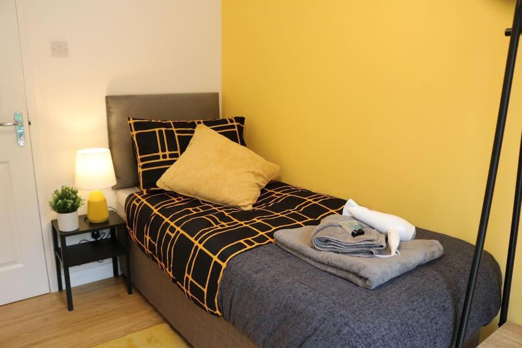 Elegant Room In Stylish House Milton Keynes Exterior photo